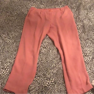 Kostymbyxor  - Rosa kostymbyxor i storlek 40. Köparen står för frakten!💓