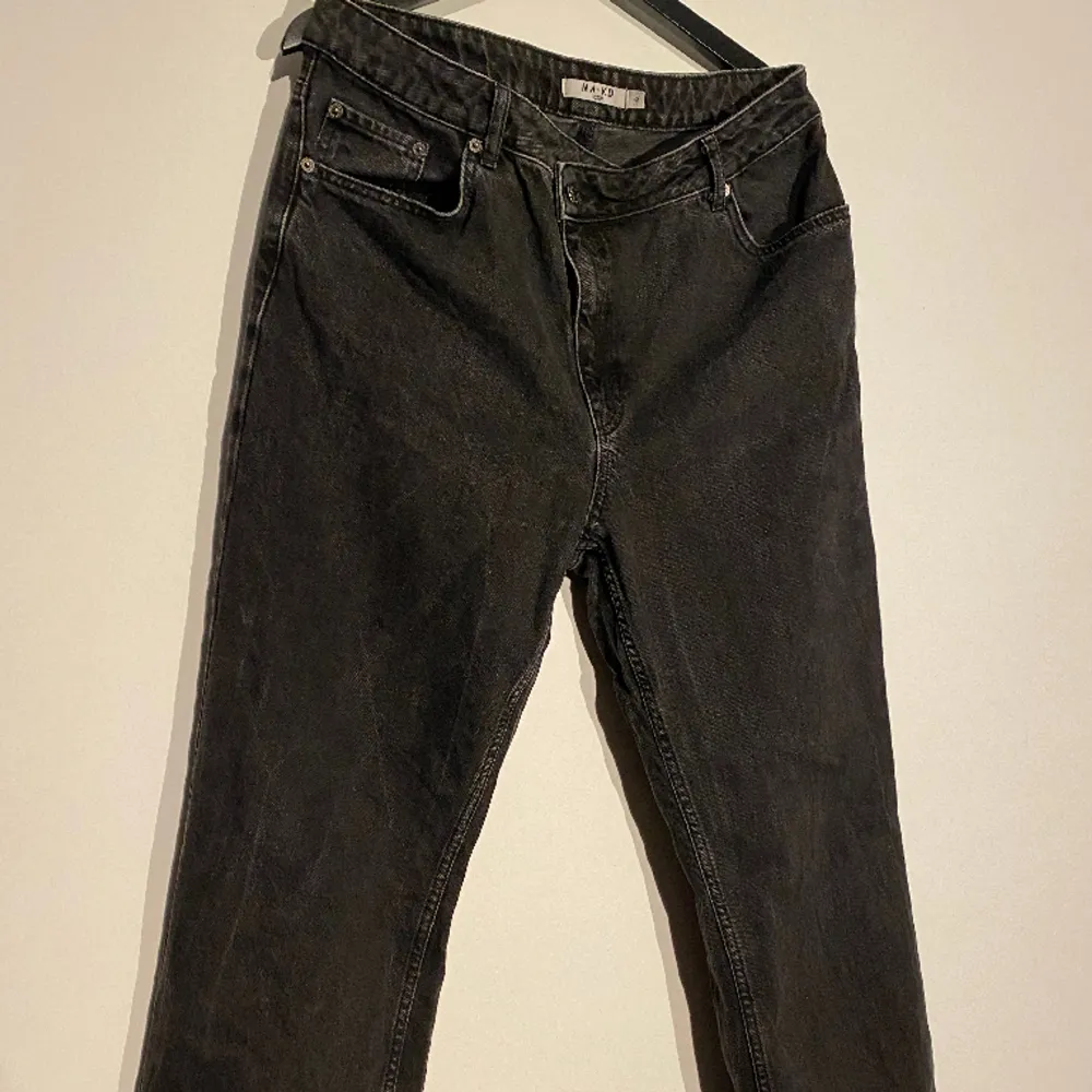 Svarta jeans med en sne design på dragkedjan. Använda ett fåtal gånger. . Jeans & Byxor.