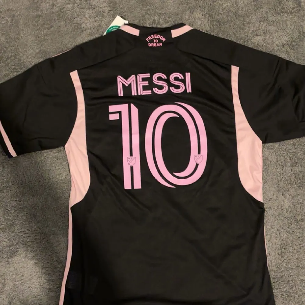 Säljer en Inter miami tröja med Messi på ryggen. Kan mötas upp i Stockholm men även frakta. T-shirts.