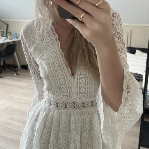 Spetsklänning  - Vit spetsklänning med superfina armar! I storlek M/L men passar mig som bär S, använd fåtal gånger 