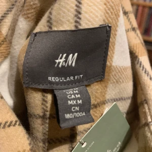 Oanvänd skjorta  - Helt ny skjorta inte använd en ända gång, säljes på grund av att den var för stor