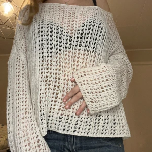 Hålig tröja Zara - Oversized men så snygg (speciellt över ett vitt linne typ)! Typ virkad och från zara, kontakta för fler bilder (köp gärna via ” köp nu”)😘