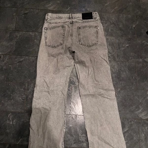 Woodbird jeans  - Bra pass form och en schysst färg. Dem är itne smutsig som det ser ut på bilden utan det är bara ljuset. Ny pris 900-1200