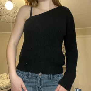 Stickad enärmad tröja - Från nakd och i bra skick, XS men skulle säga att den är som S. Kontakta för fler bilder😗 (köp gärna via ”köp nu”)❤️