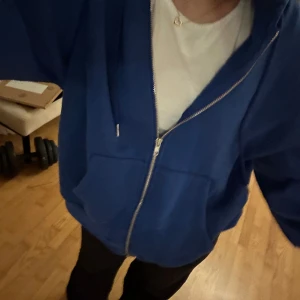 Blå zip up hoodie - Super fin färg. Andvänd typ 10 ggr. Men finns några defekter som är att den är nopprig med de går att ta bort med rakhyvel osv. Och sista bilden