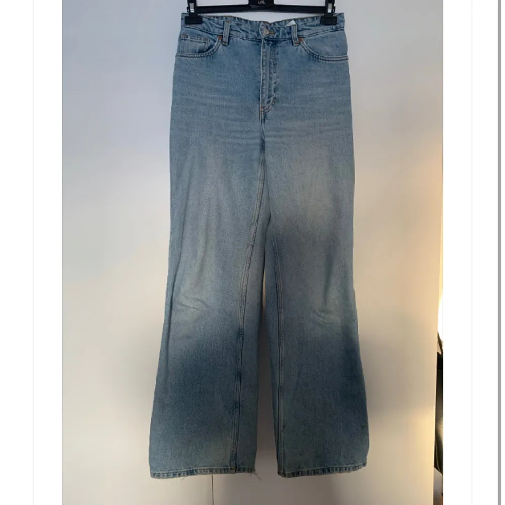 Säljer ett par blå monki jeans i storlek 28 . Jeans & Byxor.