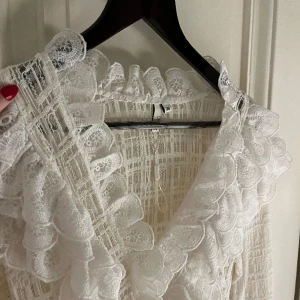 Blus Nelly - Vit spets-blus från Nelly. Strl 38