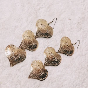 Guldiga örhänge med hjärtan - lolita fairy - Fina örhängen, sparsamt använda. Använd gärna köp-knappen 💖💖 & följ min profil för fler nyheter! 🥰