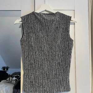 Festtopp - Säljer denna jättesnygga toppen från missaÿ då den inte kommer komma till användning! Använd 1 gång och i mycket bra skick❤️❤️ använd köp nu🥰