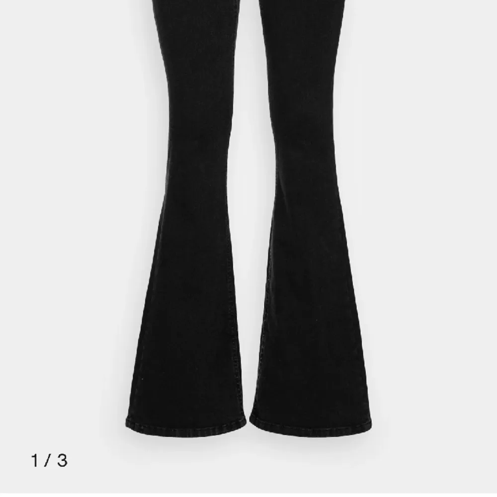hej, är det någon som har dessa assnygga svarta flared jeansen ”ONLY Tall ONLCORAL ANKLE SLIT flared jeans” i storlek 25x32?🥰❤️Snälla hör av er till mig då, är jätteintresserad av att köpa!!. Jeans & Byxor.