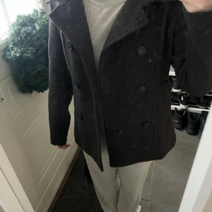 Kort kappa - Säljer den här fina kortare kappan då den inte kommit till användning, jag skulle säga att den är lite mindre i storleken så en 32/34🩶