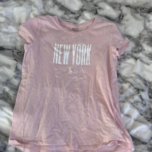 Ralph lauren t-shirt  - Fin Ralph lauren t-shirt, inte alls använd mkt. Säljes då den inte kommer till användning! I barnstorlek men skulle säga att den motsvarar XXS-XS. 200kr+frakt💕