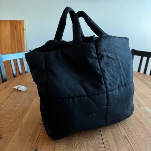 Svart bag - Från hm, i fint skick! Väskan har två längder på handtagen. Kan hämtas i östra Göteborg eller skickas. 