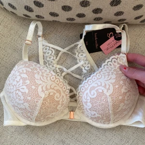 Supersöt bh - Säljer denna helt nya och oanvända BHn från Humkemöller, jätte söt vit med spets.  Det är lite push up och modellen heter Cardi pp push Snow White!🎀  Hör av er om ni har några frågor