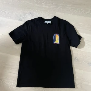 Casablanca t shirt - Säljer min casablanca tröja som ja köpte på NK för ett år sedan. Säljer reöjan för att den aldrig kommit till andvändning. Cond 10/10 retail 1900