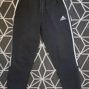 Adidasbyxor - Ett fint par adidasbyxor som köptes men ej passade. 😄