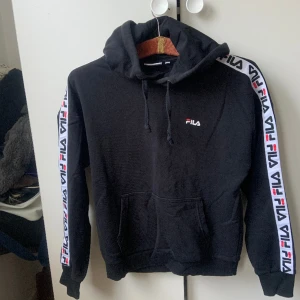 FILA hoodie  - den är i fint skick men ansvälls ej längre