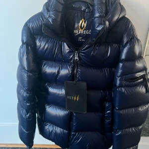 Vinterjacka från Hetrego  - Helt ny dunjacka från Hetrego! Prislapp sitter kvar:)  