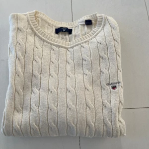 Gant kabelstickad - En fin kabelstickad tröja. Storlek 146/152cm (11-12 år).