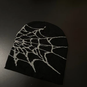 Vintage stil Beanie - Skön one size fits all beanie. Spider-motiv, riktigt skön kvalitet. Drain emo opium y2k stilen. Riktigt nice mössa
