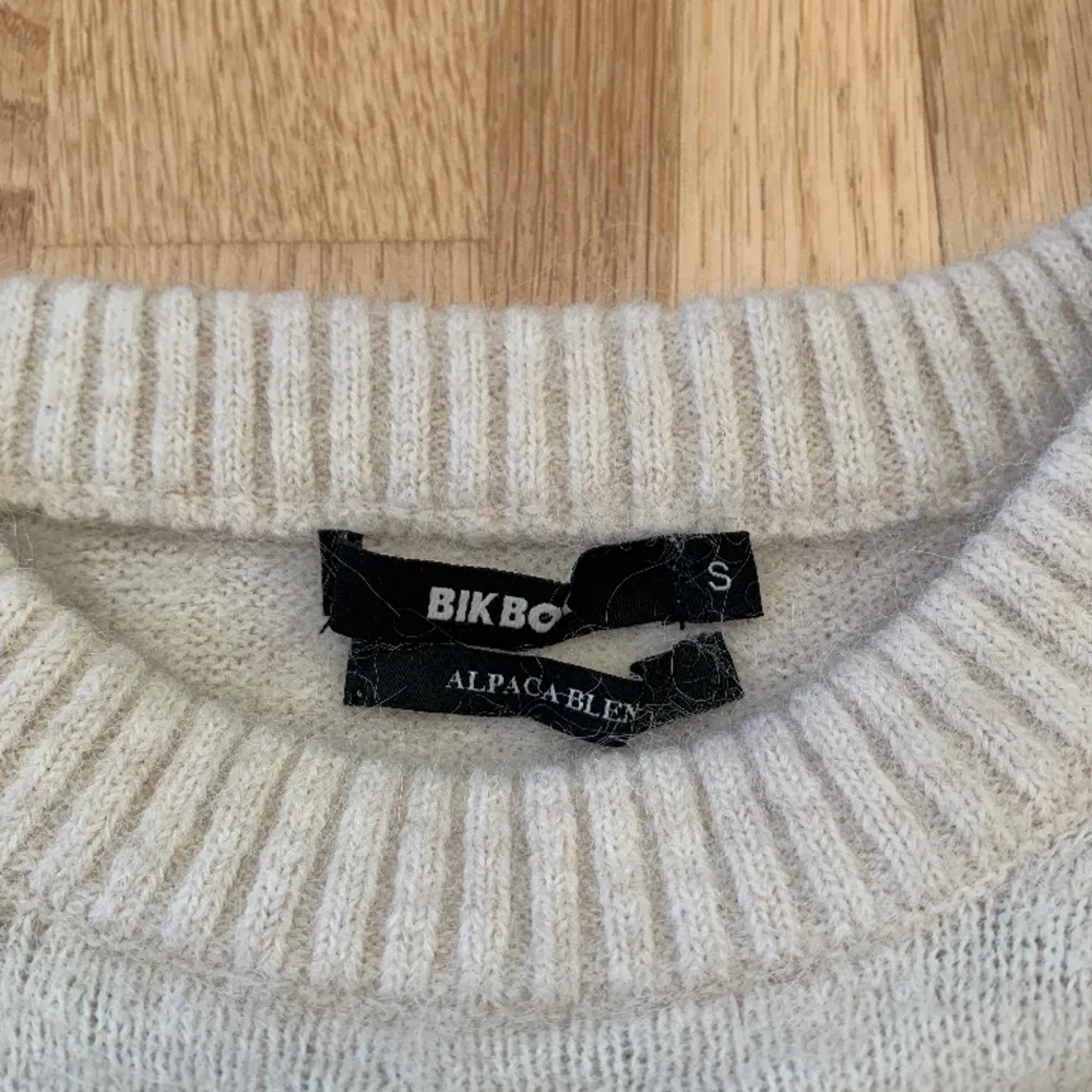 Vit stickad tröja från bikbok 🩷 Sparsamt använd. Tröjor & Koftor.