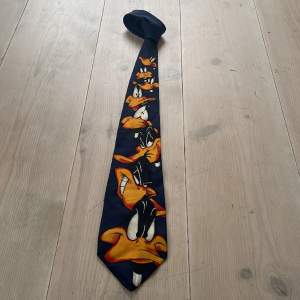 Marinblå slips med ankan Daffy på. Super bra skick, som ny. 