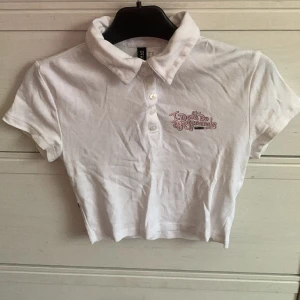 Tanktop XS - Snygg tanktop i storlek XS, text på vänster bröst ”I dont do boyfriends”. En del av kollektionen från serien ”Sex Education”. Fint skick. 