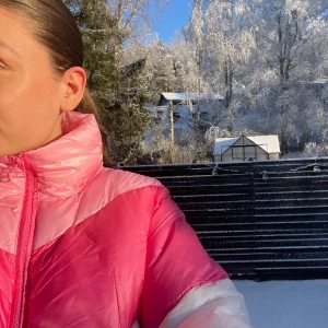 Vattenavvisande skidjacka - Skidjacka från H&M som enligt dem ska vara vattenavvisande. Den är ny med lappen kvar då den inte kommit till användning. Går självklart att använda till vardags också! 