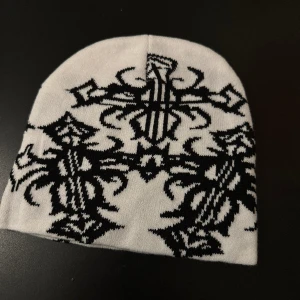 Drainer beanie - Skön one size fits all beanie. Tribal-motiv, riktigt skön kvalitet. Drain emo opium y2k stilen