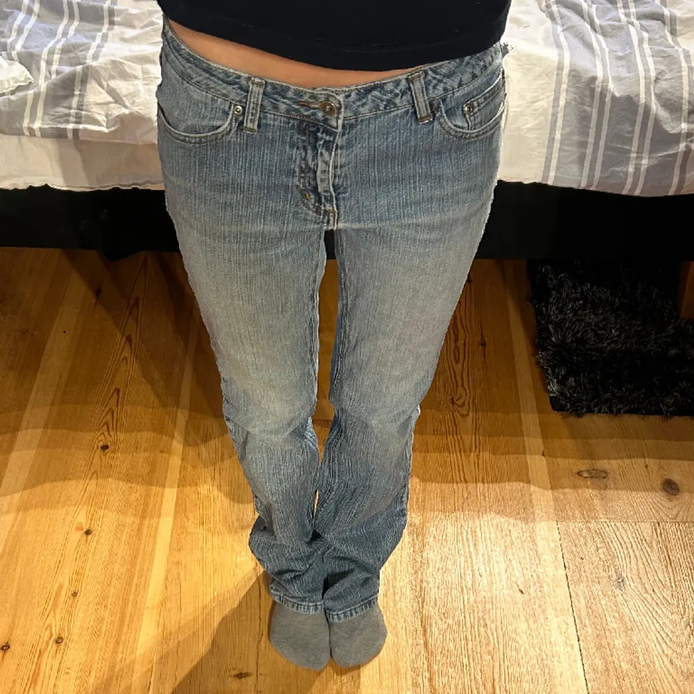 Snygga och coola lågmidjade jeans i cool färg! Innerbenslängden är 76 cm och midjemåttet är 38 cm rakt över! Jag är 163 cm som referens 💓 Finns även ett liten märke vid baksida lår. Hör av dig vid frågor eller fler bilder! Se profil för fler jeans!. Jeans & Byxor.