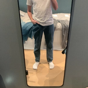 Blåa byxor ifrån grunt - Tjena säljer ett par snygga loose jeans ifrån grunt Ny pris: 600kr Mitt pris: 200kr Skriv till mig om ni har några frågor😁