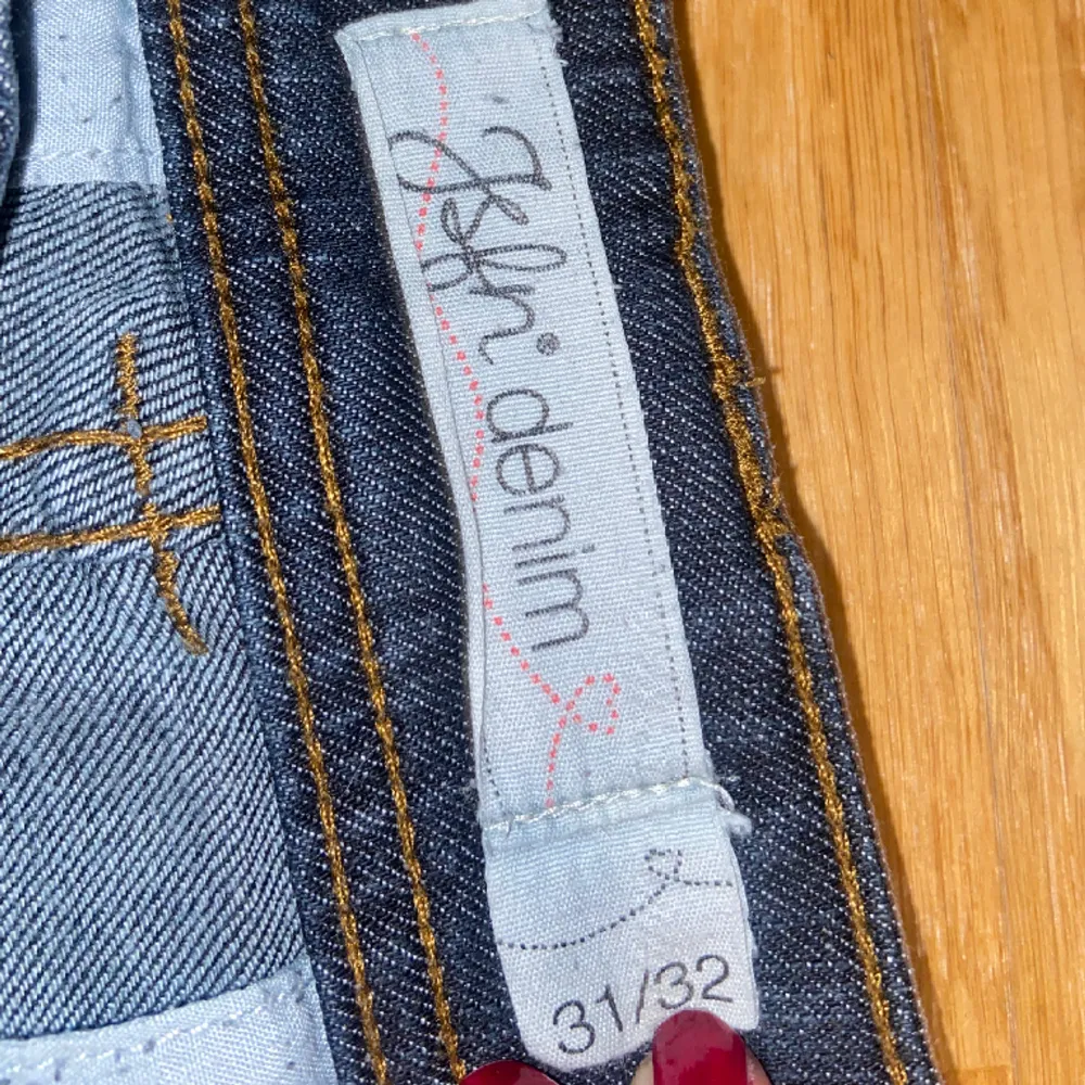 Jättefina mörkblåa jeans i oklart märke. Köpta i en secondhandbutik för 200 kr. Jag är 160 cm och de är lite långa på mig. Storleken är egentligen för stor då jag brukar ha 36/28 men det funkar bättre om man har skärp till. Skriv om ni undrar nåt❤️. Jeans & Byxor.