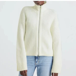 Stickad  - Stickad tröja med dragkedja från Bikbok i storlek S🤍 Lite nopprig annars super fin🤍 nu prisa 399