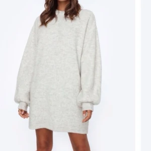 Chiquelle - Stickad beige klänning ifrån Chiquelle i strl S/M 🤍