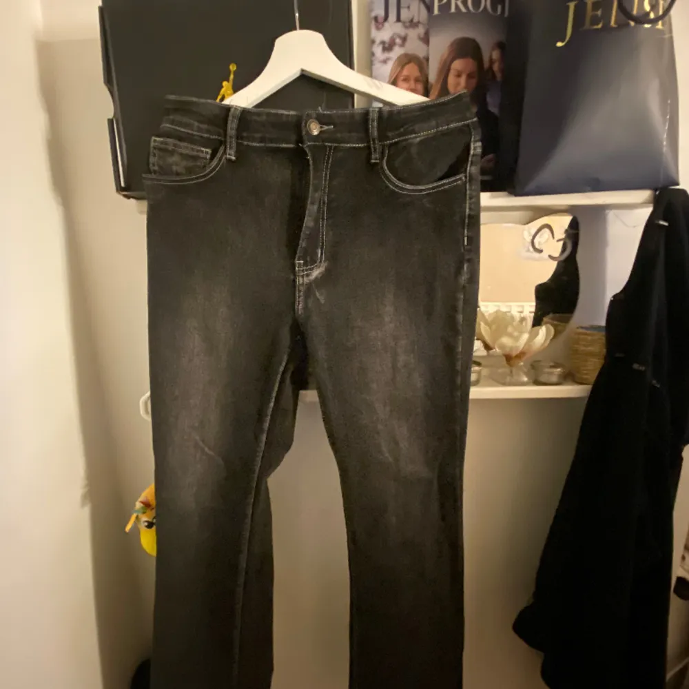 Ett par jeans från shein som bara är testade men var för små 🤍 Dom kom  med ett litet hål vid midjan som man bara kan sy väldigt enkelt har tyvärr inte haft tid bara .  Dom är lite stretchiga 👖 XL fast mer som en M Original pris : 229kr. Jeans & Byxor.