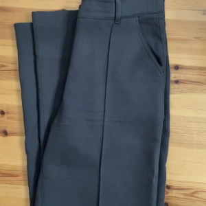 madlady kostymbyxor  - säljer dessa gråa kostymbyxor från madlady i storlek 36 längd 30 (short), de är i nyskick alltså nästan aldrig använda. säljer för 300kr men kan tänka mig gå ner i pris för ett rimligt förslag. hör av er vid intresse😊(dåligt ljus på första bilden)