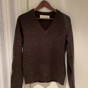 A Day’s March Stickad Tröja - Tjena! Säljer nu min snygga stickade ulltröja från A Day’s March. Riktigt bra skick!  Storlek S men passar M, jag är 183 cm.  