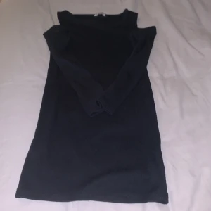 Ribbad klänning - Jättefin ribbad klänning med öppna axlar. Den är i storlek 134/140 men den passar nog en storlek större.