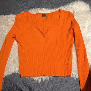 Orange långärmad tröja  storlek S från GinaTricot  Säljes för 10kr+fraktpris