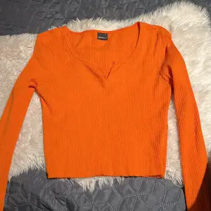 Orange långärmad tröja  storlek S från GinaTricot  Säljes för 10kr+fraktpris