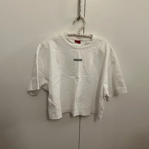 Hugo boss tröja  - Säljer denna snygga tröjan för jag har bara andvänt den en gång så den är precis som ny! Köpt för ca 900 kr tror jag. Säljer då den inte riktigt är min stil. Säljer den rätt billigt eftersom jah vill få bort den eftersom jag rensar min garderob 