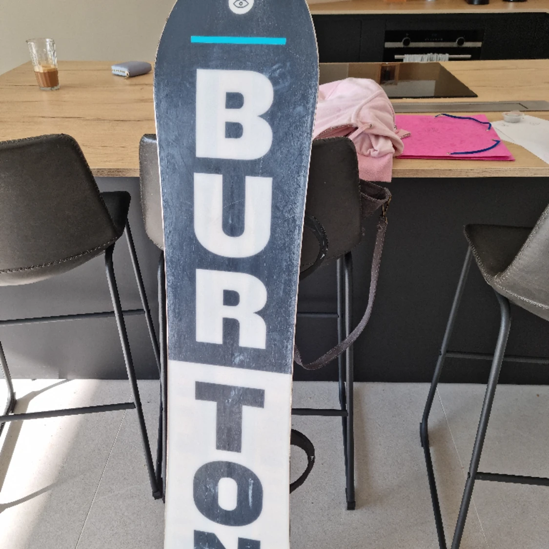 Snowboardskida och pjäxor samt hjälm - 90