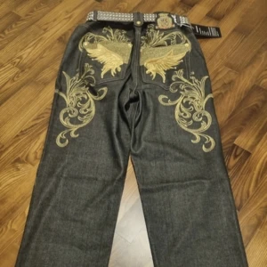 skit snygga y2k hiphop jeans  - aldrig använda med taggen på midjan är på 48cm så dom är fett baggy och nice 