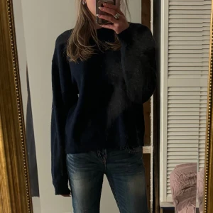 Stickad tröja  - Super fin mörkblå stickad tröja, använd fåtal gånger 