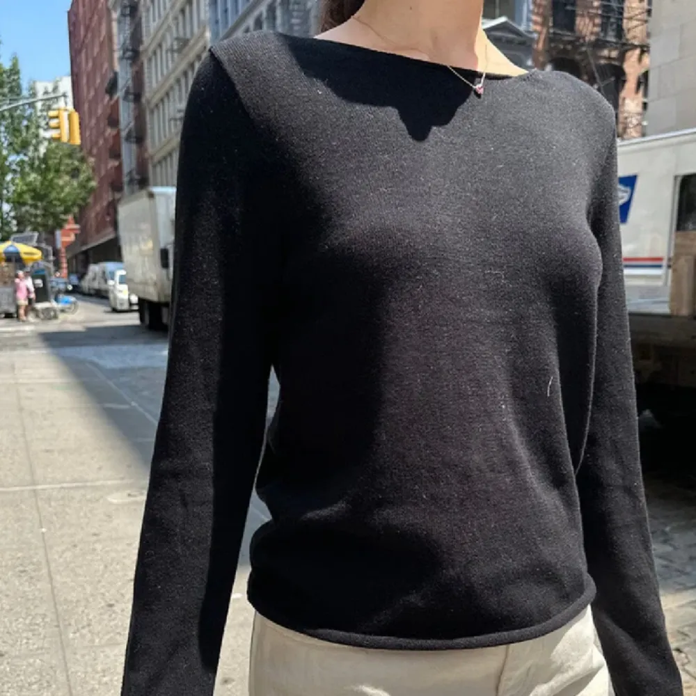 Säljer denna fina stickade tröjan från brandy melville i modellen Stella Sweater. Knappt använd så i nyskick. Slutsåld. . Stickat.