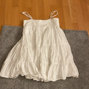 Klänning från zara - Säljer då den blivit för kort, köpt tidigare på Plick inga defekter bara att tyget är lite slitet