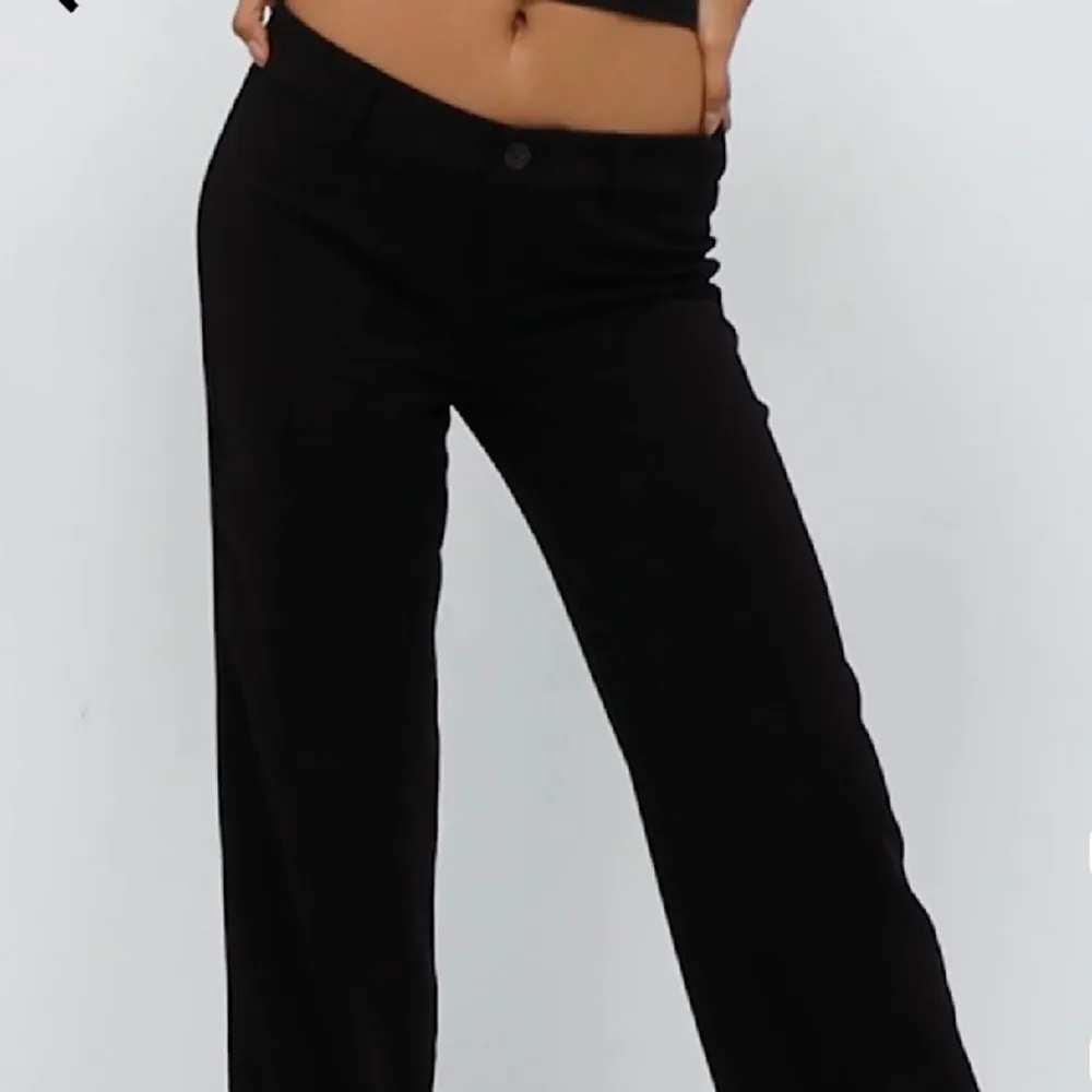 Helt nya Low waist wide leg pants från NLY Trend. Prislappar är fortfarande kvar. Köpte i fel storlek. Är i storlek L men passar M/L. Priset går att diskutera, orginalpriset var 500kr. . Jeans & Byxor.