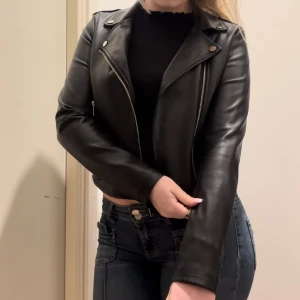 Nelly skinnjacka - Jag säljer min superfina skinnjacka från Nelly! Den har tyvärr blivit lite för liten på mig så den används inte längre. Den är i nyskick och bälte medkommer💞