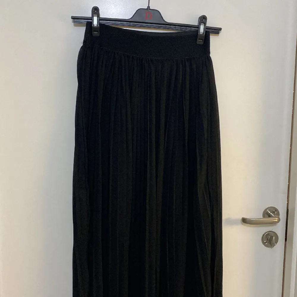 Fin plisserad lång svart kjol 38 . Kjolar.