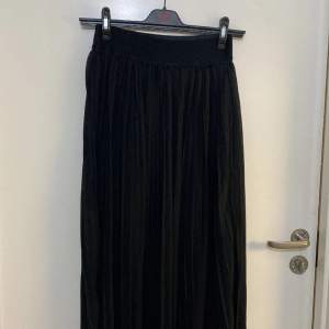 Fin plisserad lång svart kjol 38 